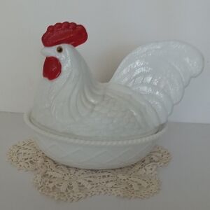 Vintage Westmoreland White Milk Glass Rooster "Big Daddy" Styled Like Hen On Nes